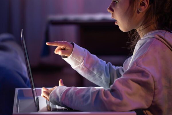 Ar tikrai „neribotas“ internetas – neribotas? Vartotojo patirtis ir praktinės įžvalgos Žmogus prie kompiuterio tikrinantis interneto duomenų naudojimą.