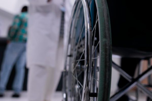 Viena detalė, apie kurią nekalbama garsiai, bet kuri gali pakeisti visą jūsų gyvenimą Tualeto kėdė senjorams ir neįgaliesiems, suteikianti saugumą ir patogumą kasdienybėje