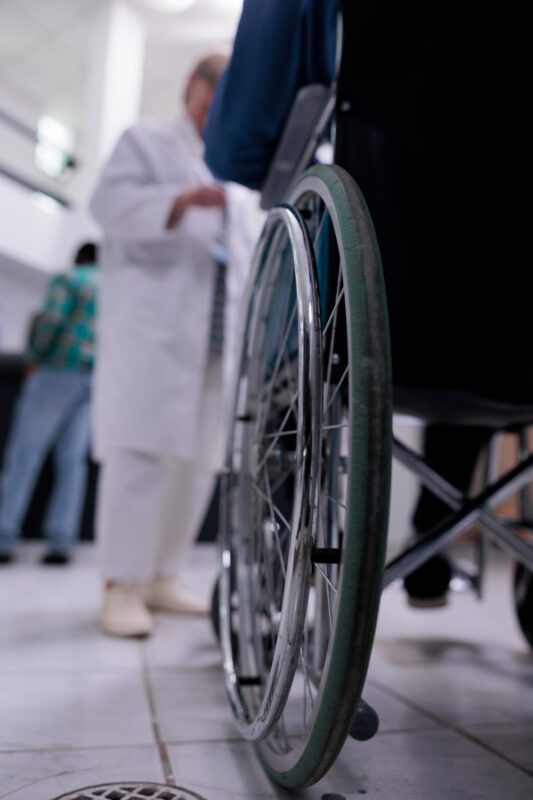 Tualeto kėdė senjorams ir neįgaliesiems, suteikianti saugumą ir patogumą kasdienybėje