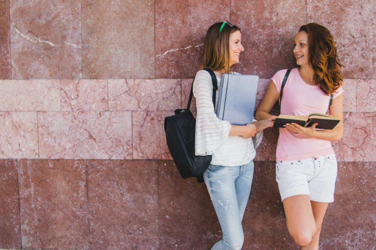 Studentai Vilniuje pradeda naujus studijų metus su knygomis ir lagaminais.