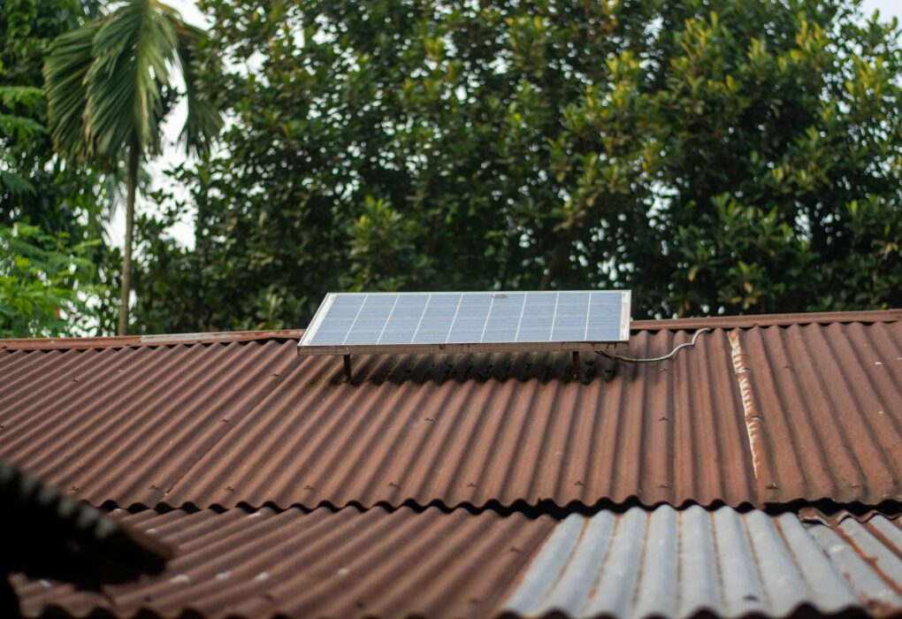 Saulės elektrinė ant modernaus gyvenamojo namo stogo saulėtą dieną.