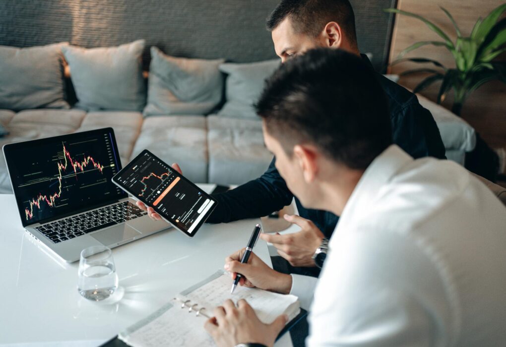 Verslo atstovas analizuoja skaitmeninės rinkodaros duomenis kompiuterio ekrane.